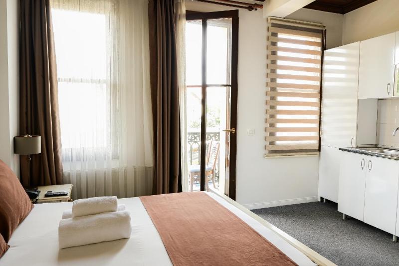 Deluxe Double Room with Balcony and Sea View image 3