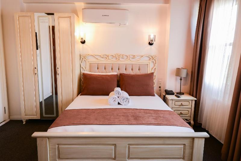 Deluxe Double Room with Sea View image 3
