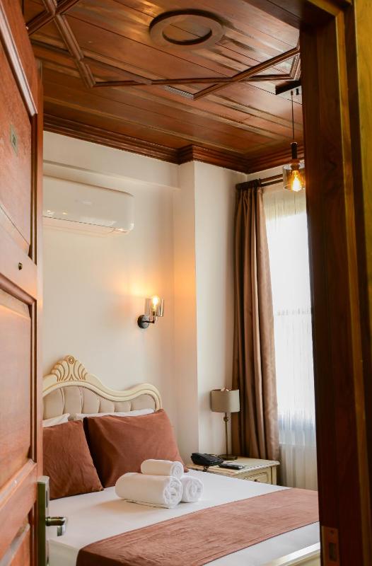 Deluxe Double Room with Balcony and Sea View image 4