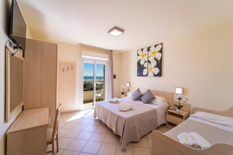 Quadruple Room with Sea View image 1