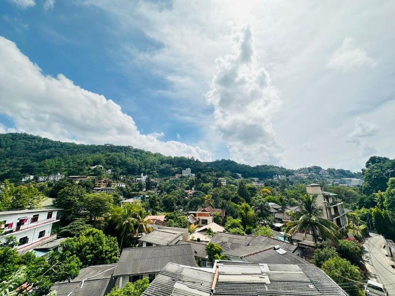 Kandy Lakeside Escape - image 15