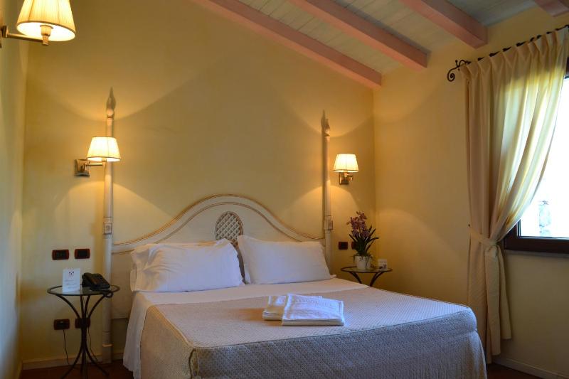 Double Room image 3