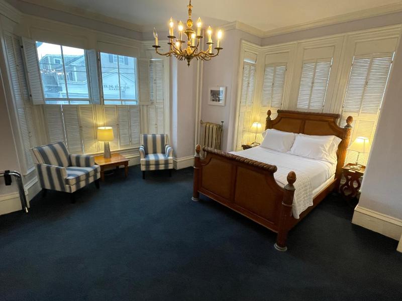 Superior Queen Room image 3