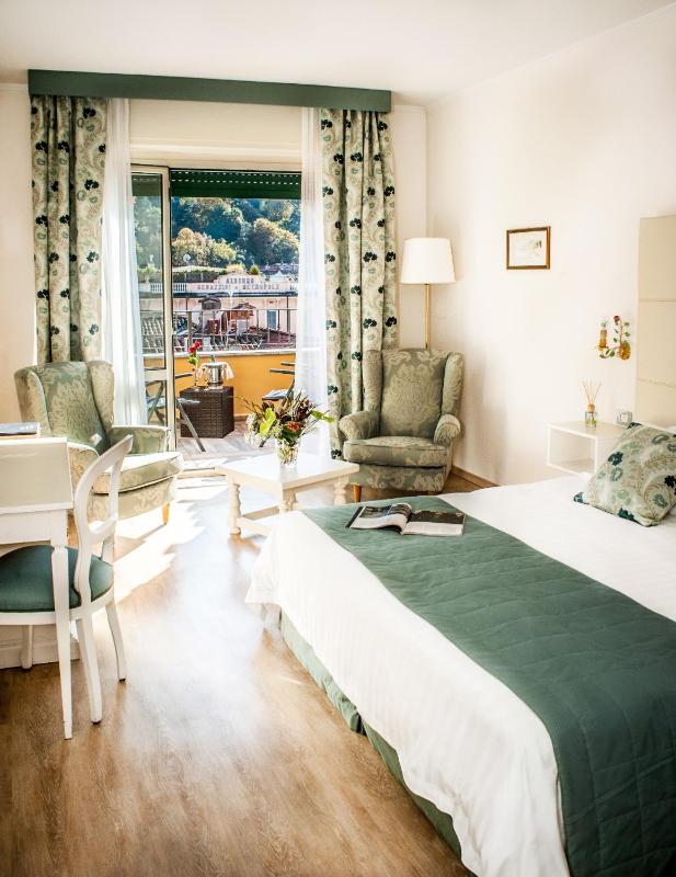 Deluxe Double or Twin Room with Balcony image 4
