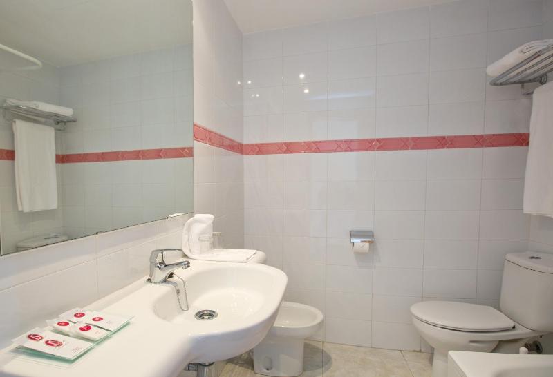 Double Room with Balcony and Lateral Sea View image 2