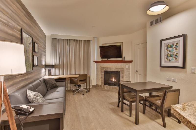 1 Bedroom 2 room Suite, 2 Queen, Sofa bed image 1