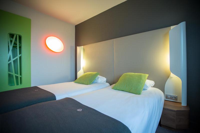 Twin Room image 3