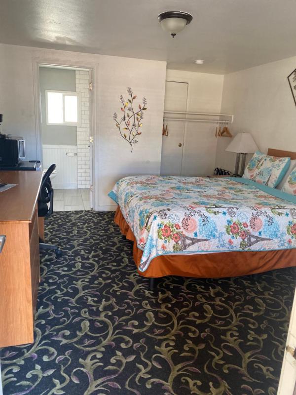 Queen Room image 3