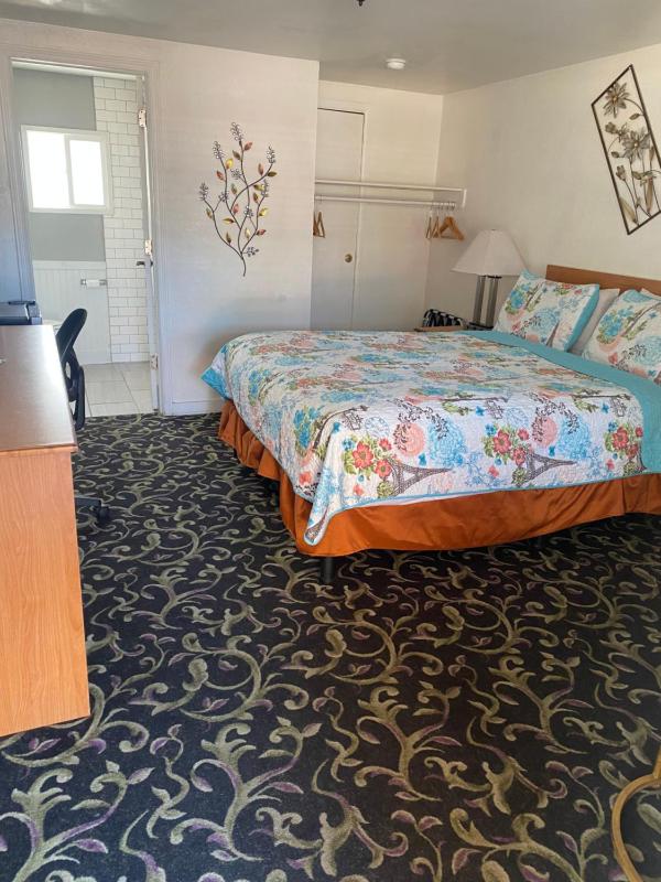 Queen Room image 2