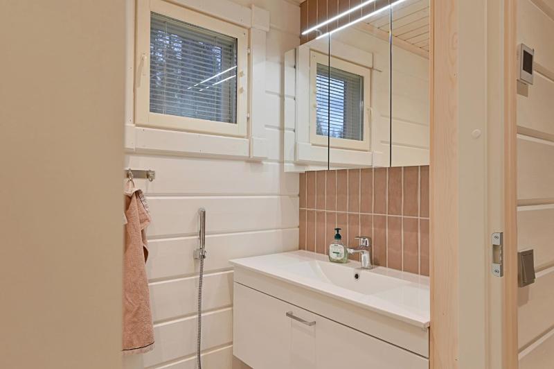 Holiday Cabin Northern Highlight next to Reindeer Farm Outdoor Hot Tub with fee Skiroom included - image 39