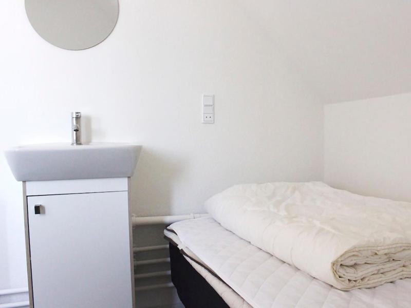 Single Room with Shared Bathroom image 4