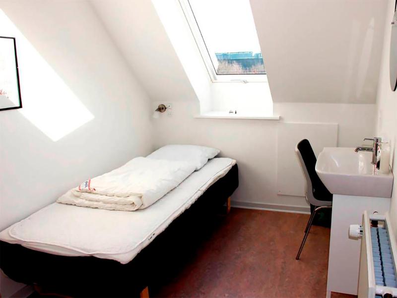 Single Room with Shared Bathroom image 3