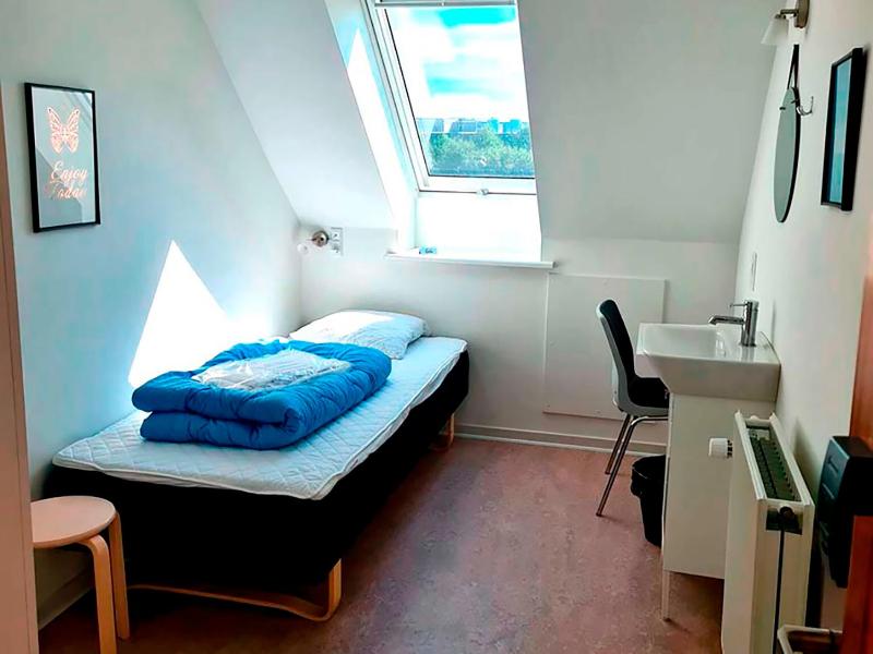 Single Room with Shared Bathroom image 1