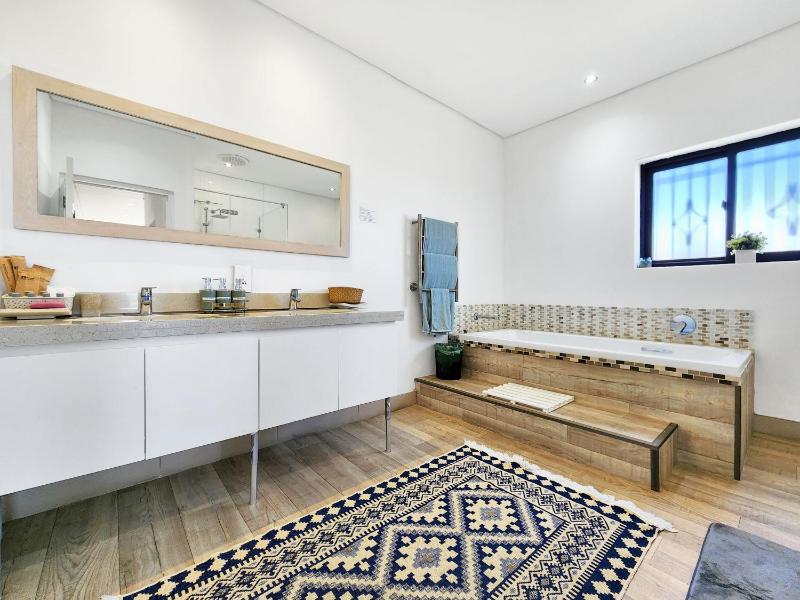 Blue Emerald Villa - Heated Pool - image 6