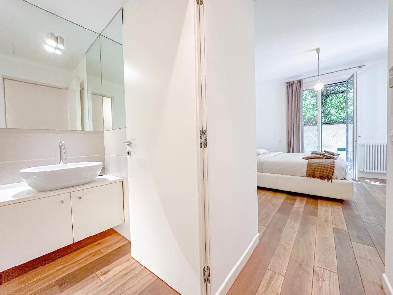 Montenapoleone Luxury Suite - image 6