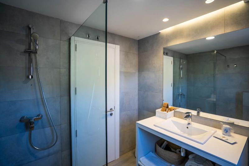 One-Bedroom Standard Apartment image 3