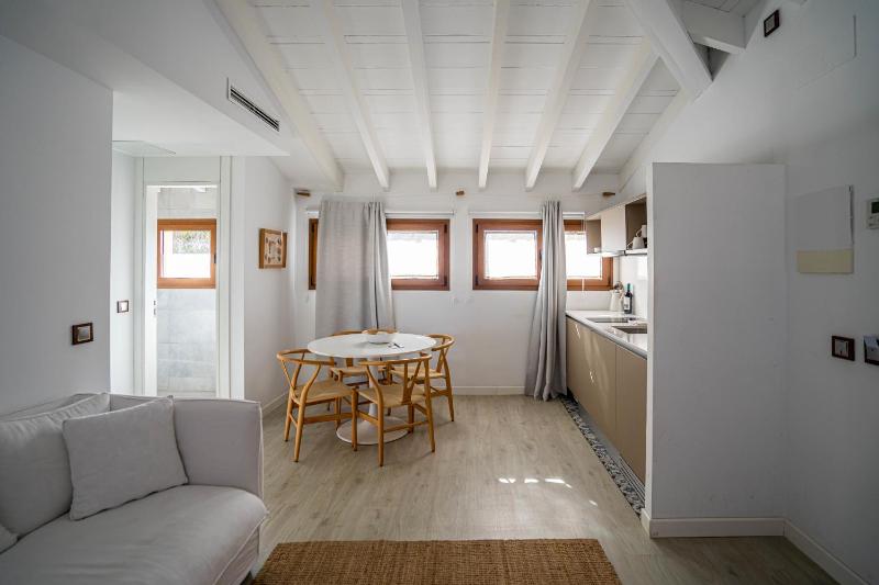 One-Bedroom Standard Apartment image 2