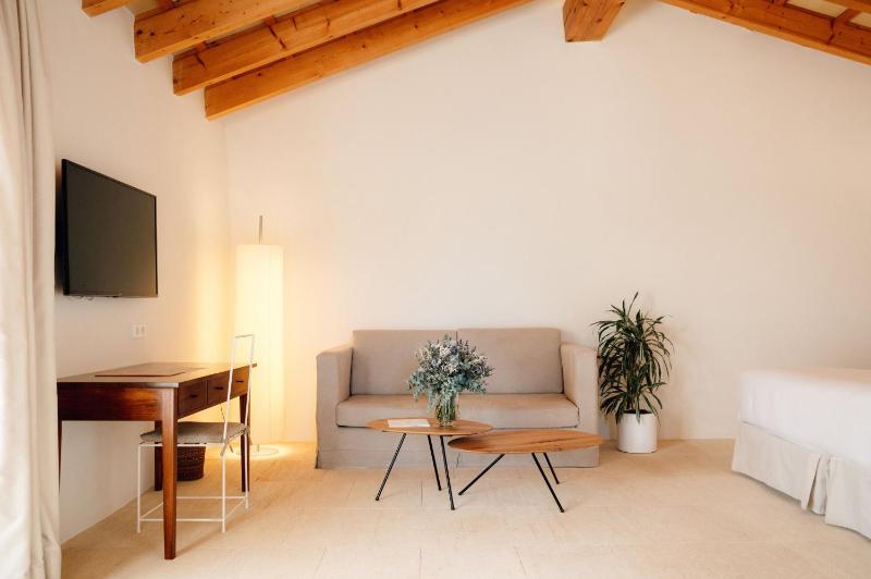 Deluxe Double Room with Sea View image 4