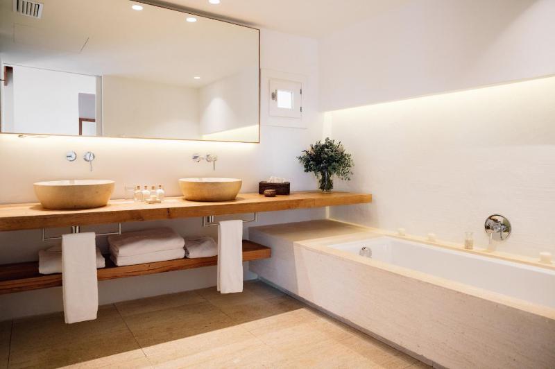 Deluxe Double Room with Sea View image 2