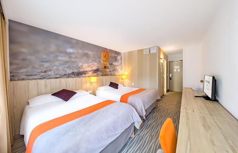 Classic Double Room with Two Double Beds image 3