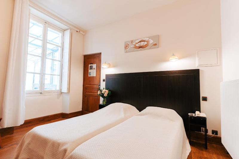 Standard Twin Room image 1