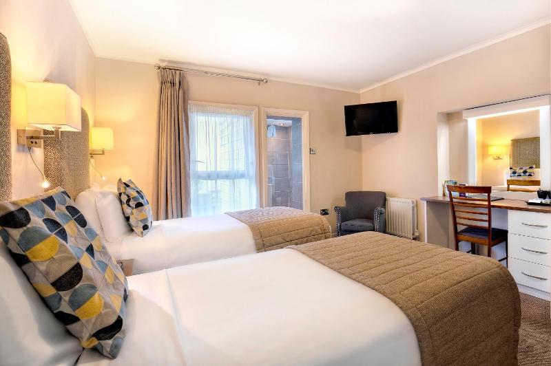 Twin Room image 4