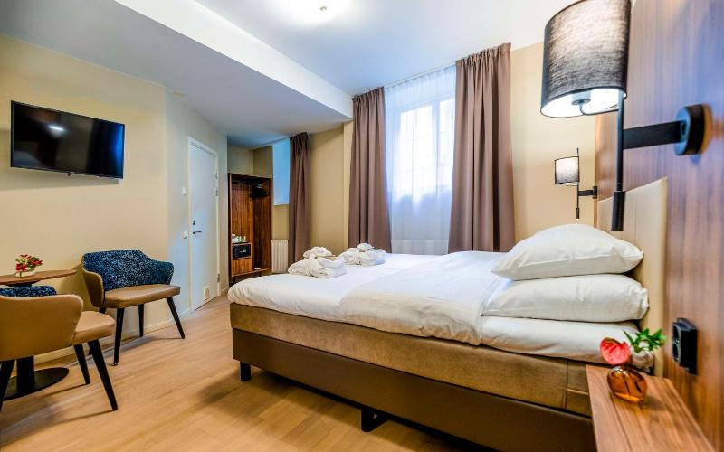 Economy Double Room with No Window - 140cm Bed image 1
