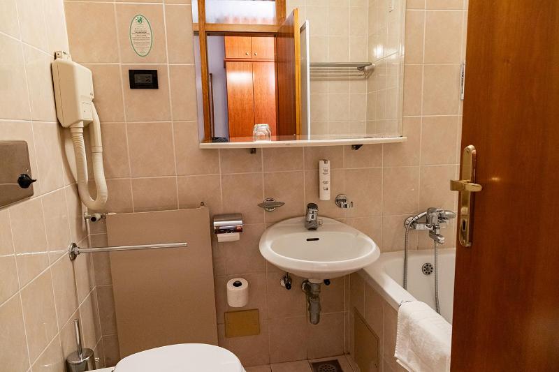 Standard Twin Room image 1