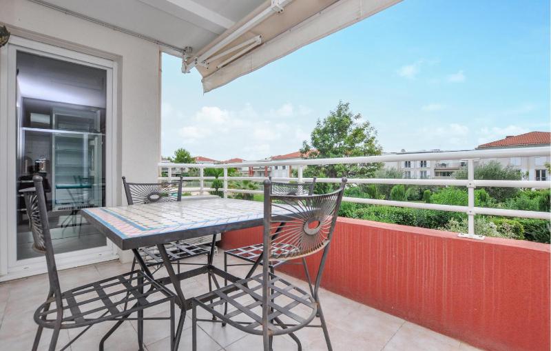 1 Bedroom Gorgeous Apartment In Antibes - image 3