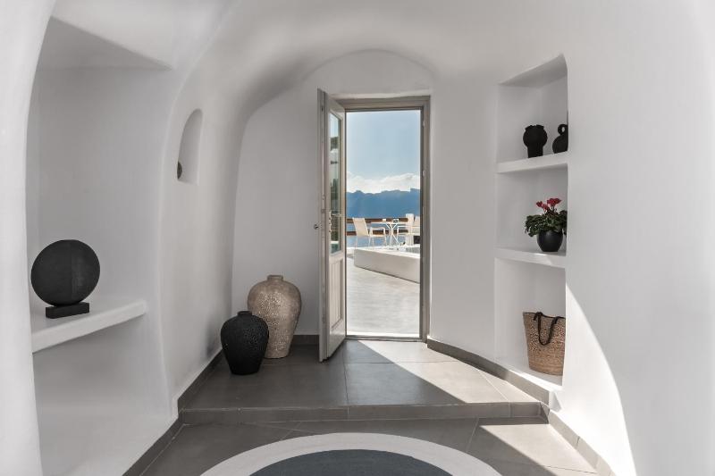 Standard Double Room with Caldera & Sea View image 1