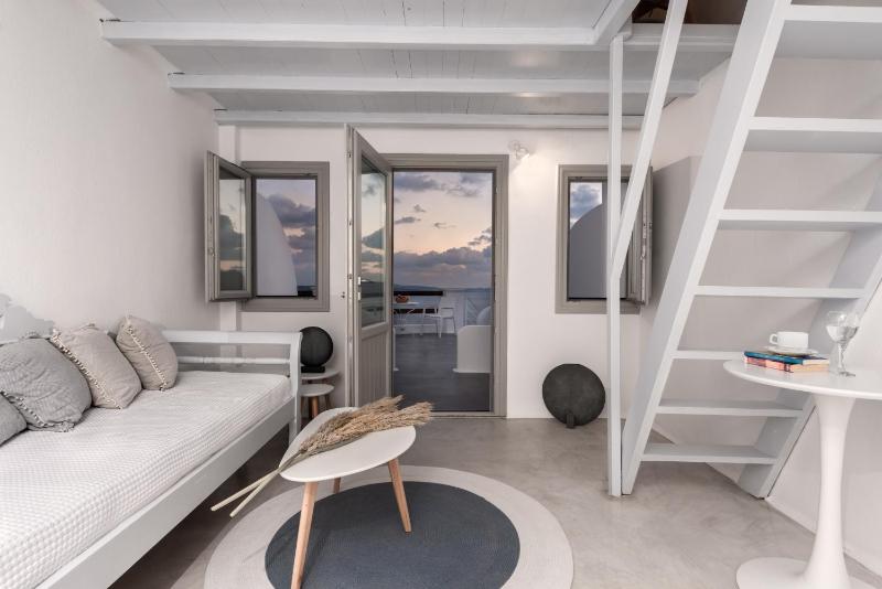 Cave Suite - Maisonette with Caldera & Sea View image 1