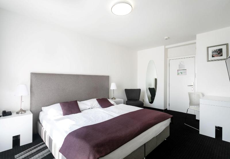 Double or Twin Room image 3