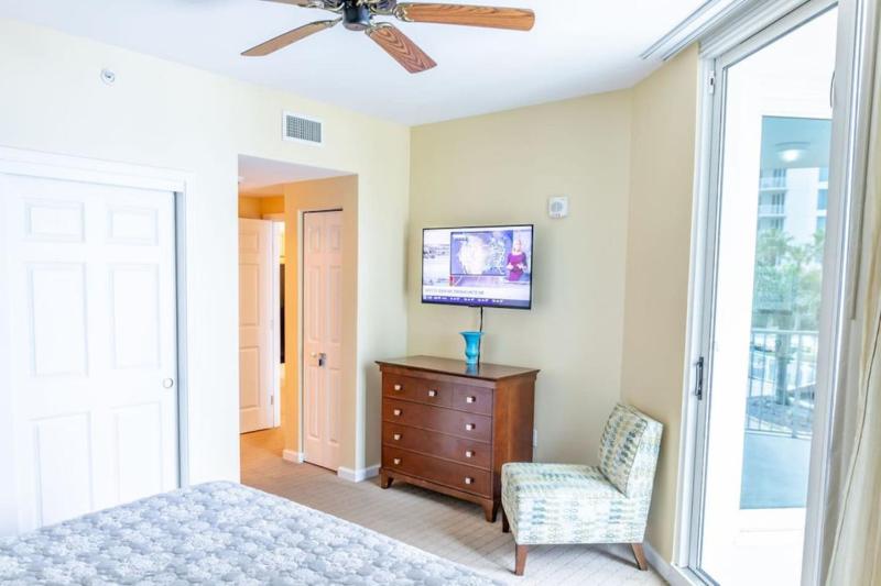 Florida Poolside Paradise with Tennis and Gym - image 33