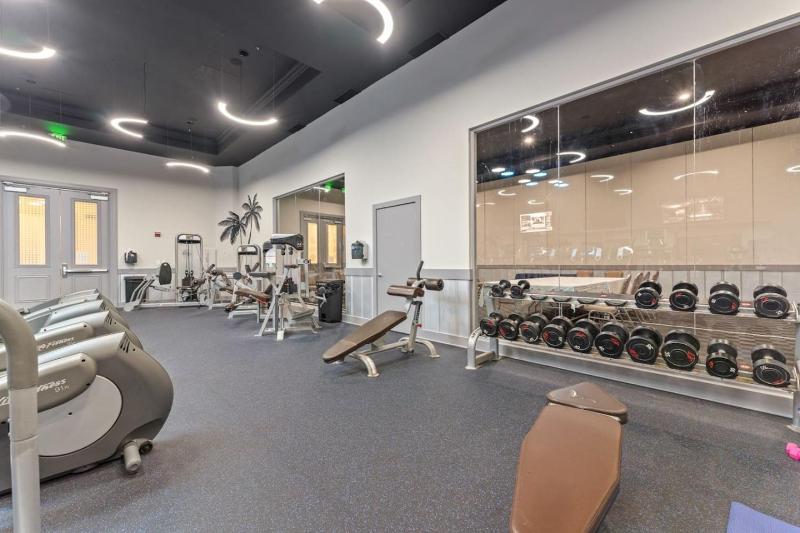 Florida Poolside Paradise with Tennis and Gym - image 10