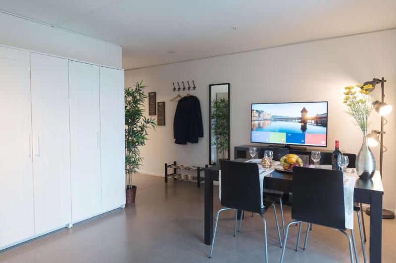 One-Bedroom Apartment with balcony P image 3