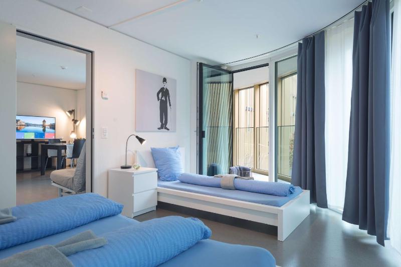 One-Bedroom Apartment with balcony H image 1