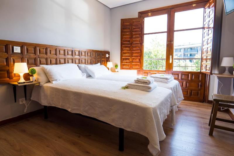 Twin Room with Shared Bathroom image 1