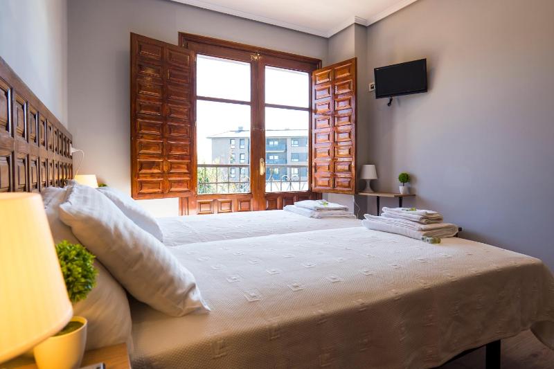 Twin Room with Shared Bathroom image 4