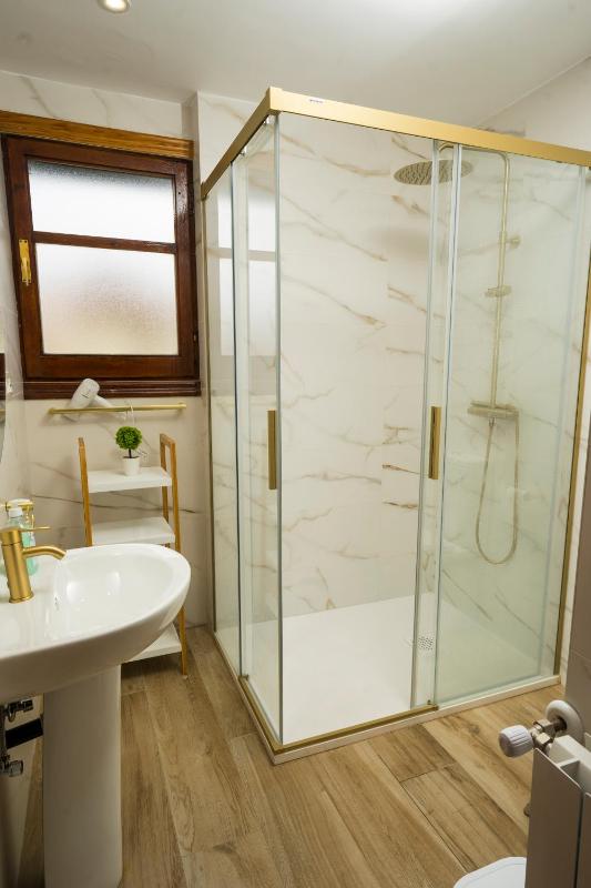 Twin Room with Shared Bathroom image 3