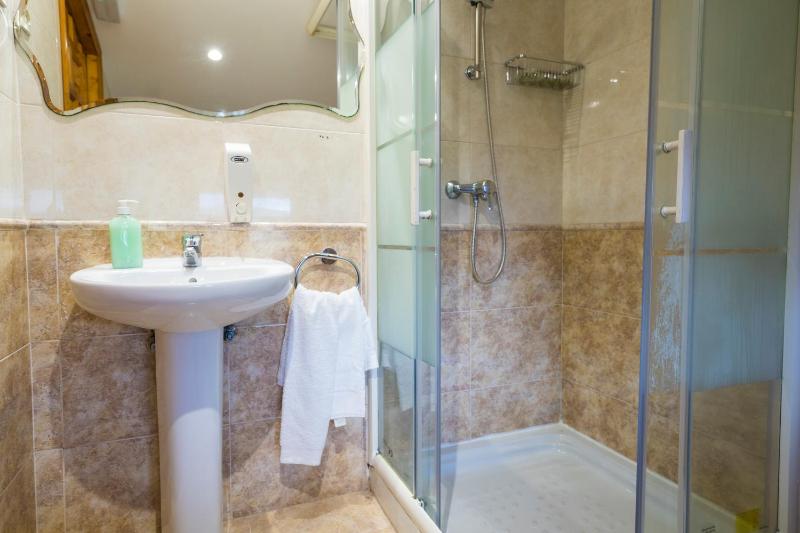 Quadruple Room with Bathroom image 2