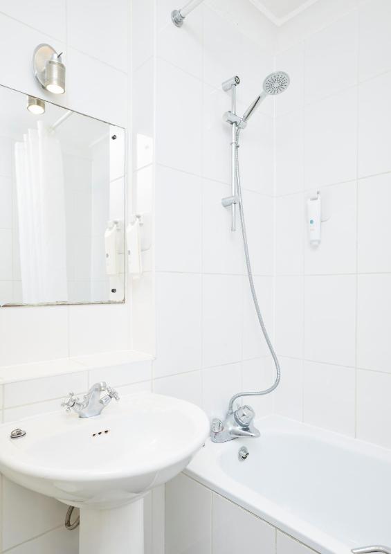 Twin Room image 2