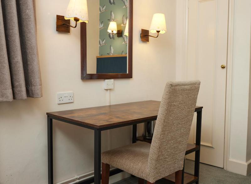 Single Room image 3