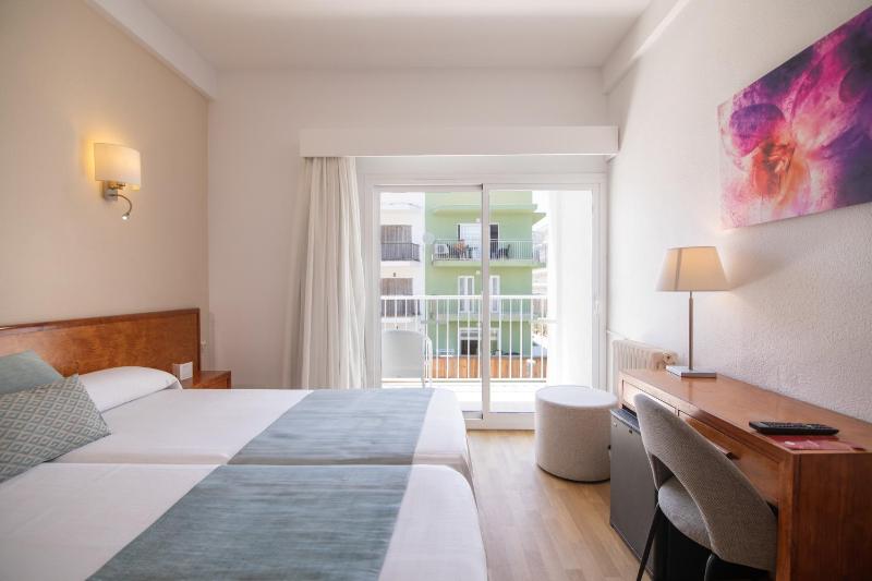 Double Room with Balcony (1 Adult) image 4