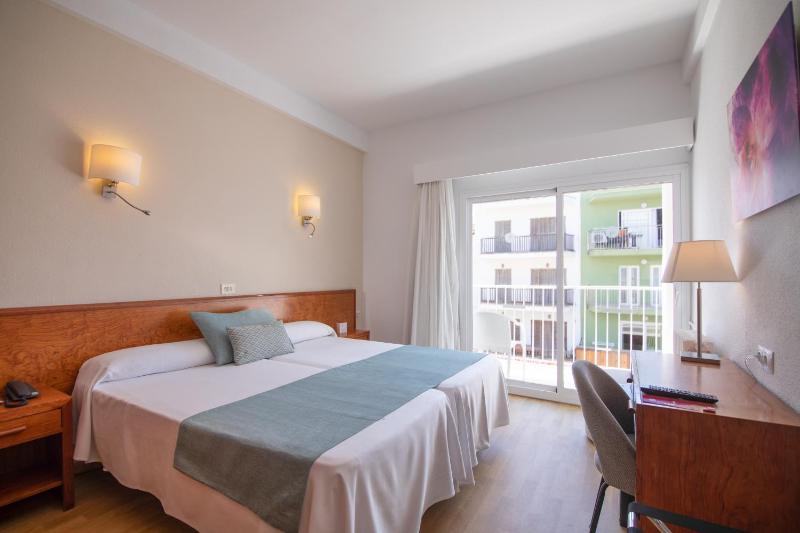 Double Room with Balcony image 1