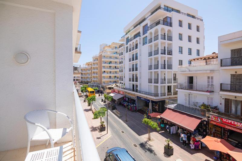 Double Room with Balcony image 4