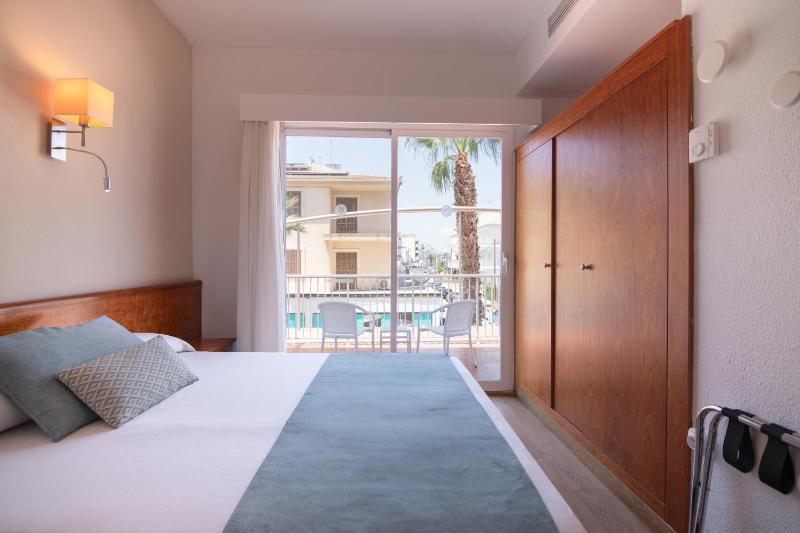 Single Room with Balcony image 2