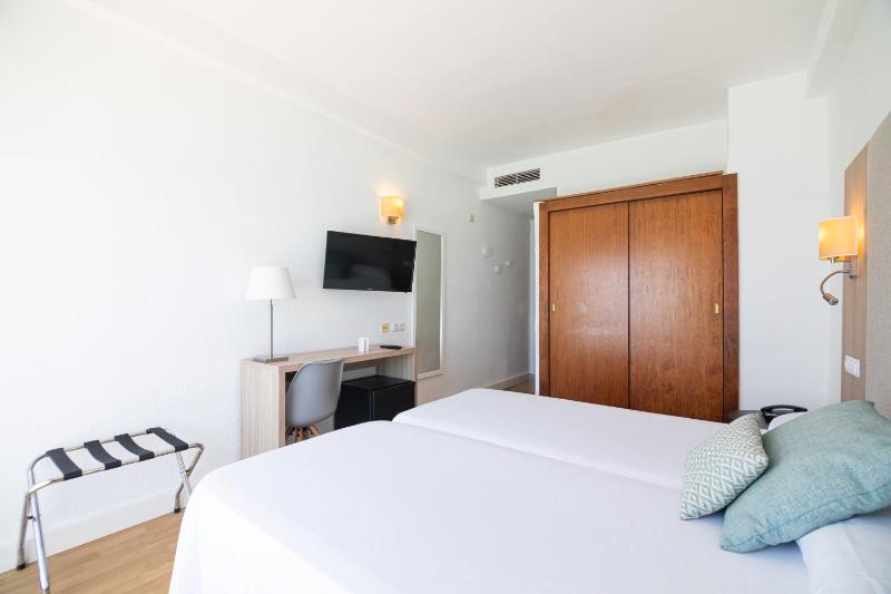 Double Room with Balcony and Sea View image 2