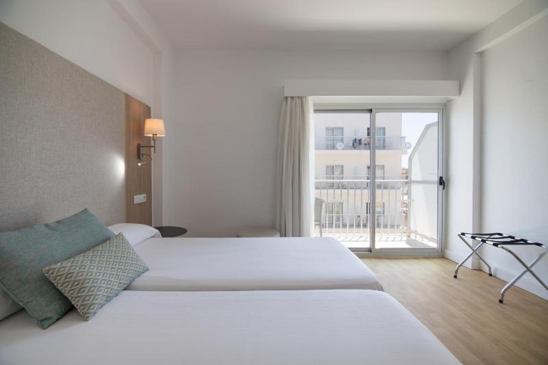 Double Room with Balcony image 2