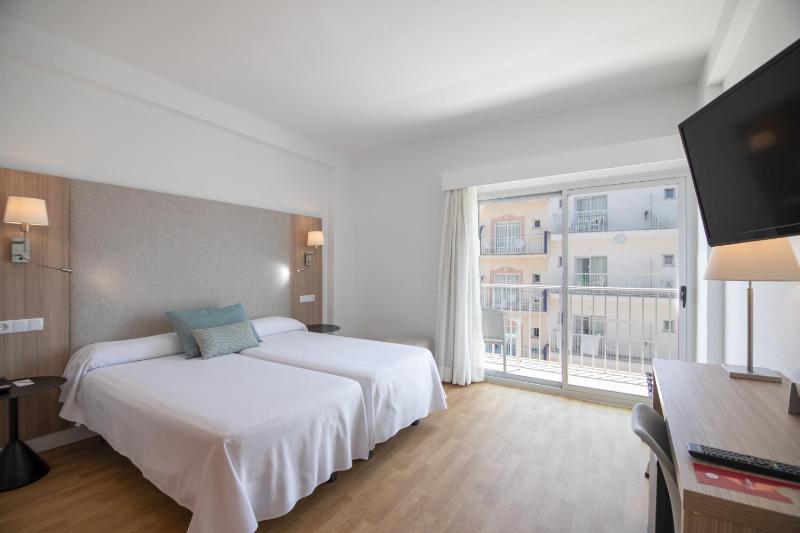 Double Room with Balcony image 1