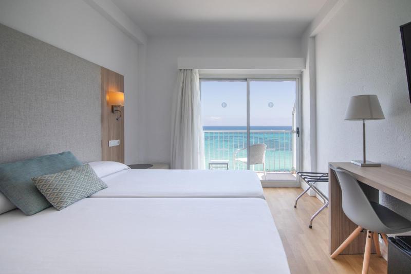 Double Room with Balcony and Sea View image 4